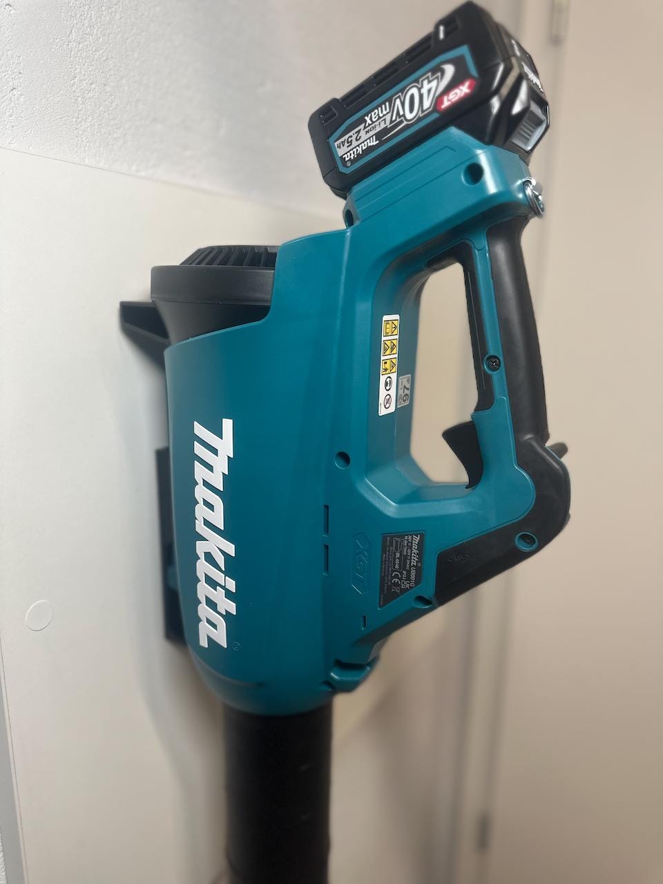 MAKITA 40V UB001G Leaf Blower Wall Mount - Quick Storage Solution